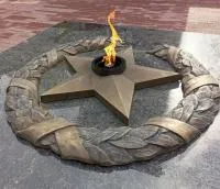 Бронзовый венок со звездой вечного огня в Дивногорске (518550)