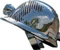 Каска - скульптура абстрактная скульптура из нержавеющей стали на заказ — Дивногорск  